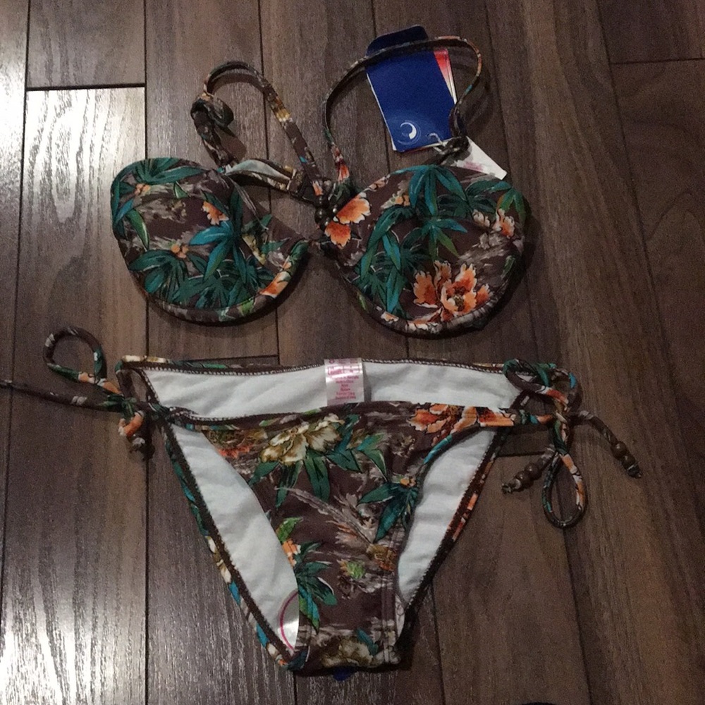 2CHILLIES St Barts 2 pc Swimwear Size 4 US